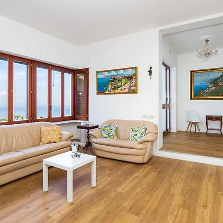 Cristina - De Vivo Realty * Piano di Sorrento