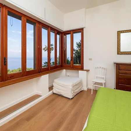Cristina - De Vivo Realty