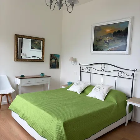Villa De Vivo Realty - Cristina