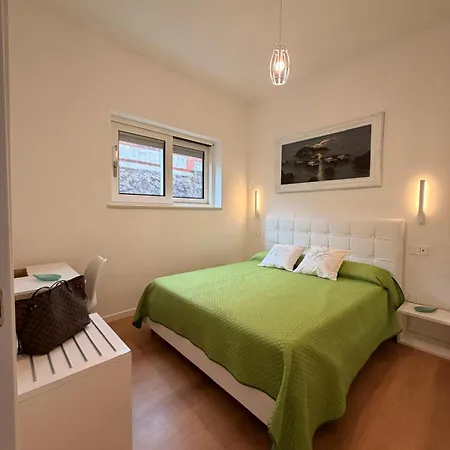 De Vivo Realty - Cristina *